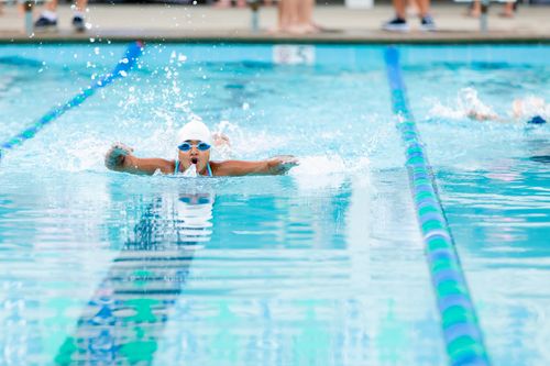 swimming helps burn calories