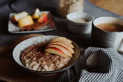 Gruau aux pommes et à la cannelle