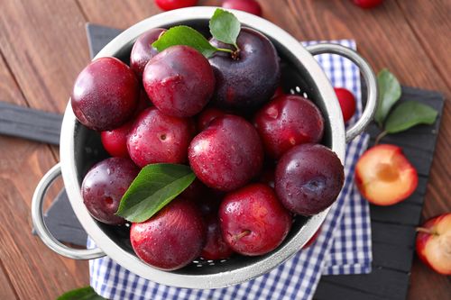 https://www.healthifyme.com/blog/wp-content/uploads/2021/03/Plums.jpg