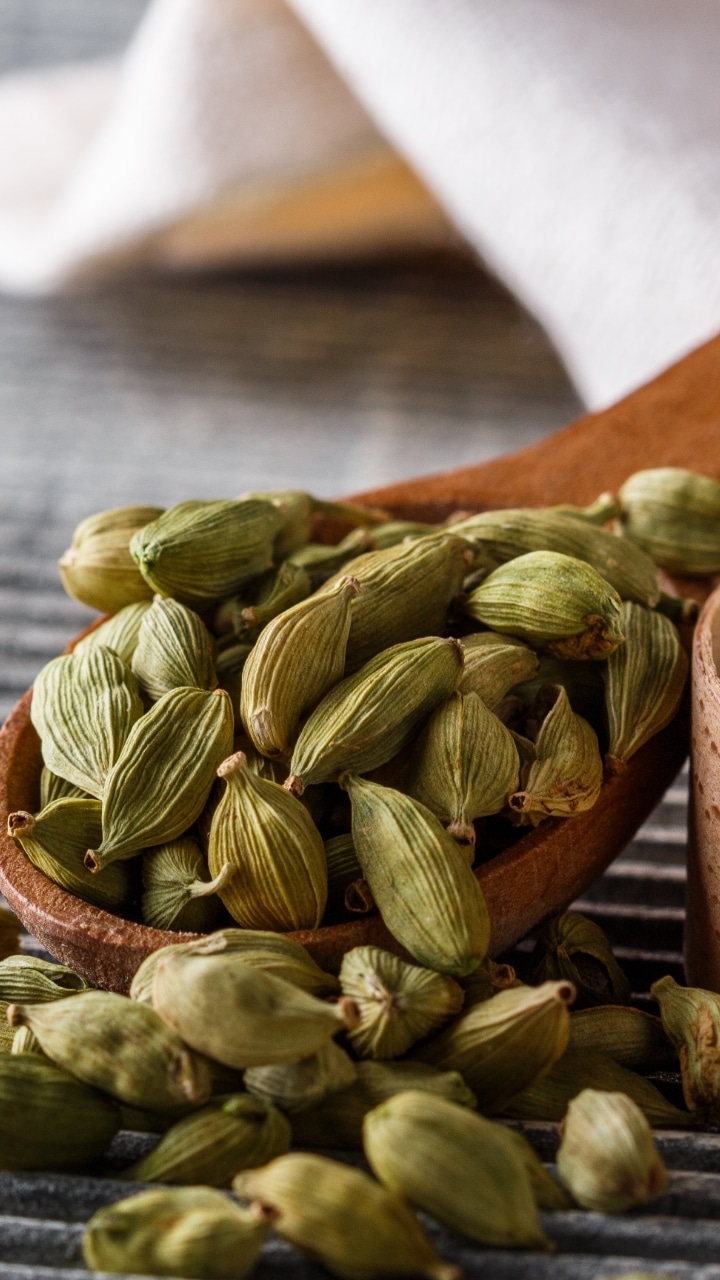10 Health Benefits Of Cardamom, Backed By Science