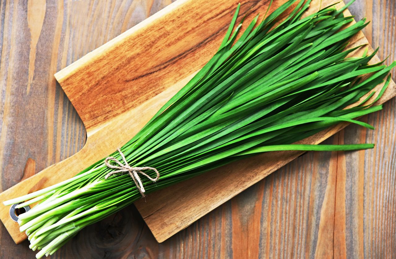 Chives: Nutritional Value, Health Benefits and Potential Side Effects- HealthifyMe