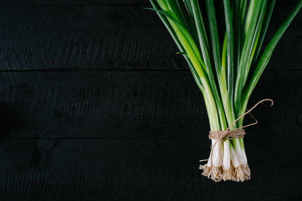 How to Cut Green Onions (5 Easy Steps!) - Evolving Table