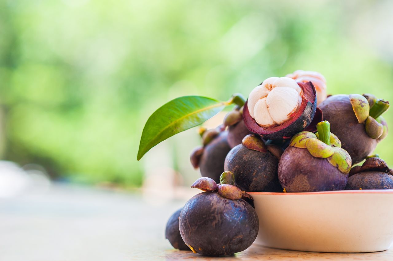 Mangosteen: Health Benefits, Side Effects, Uses