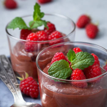 Deliciously creamy and secretly healthy chocolate mousse. This easy recipe comes together in 5 minutes and can be the perfect way to end the special date 🤞