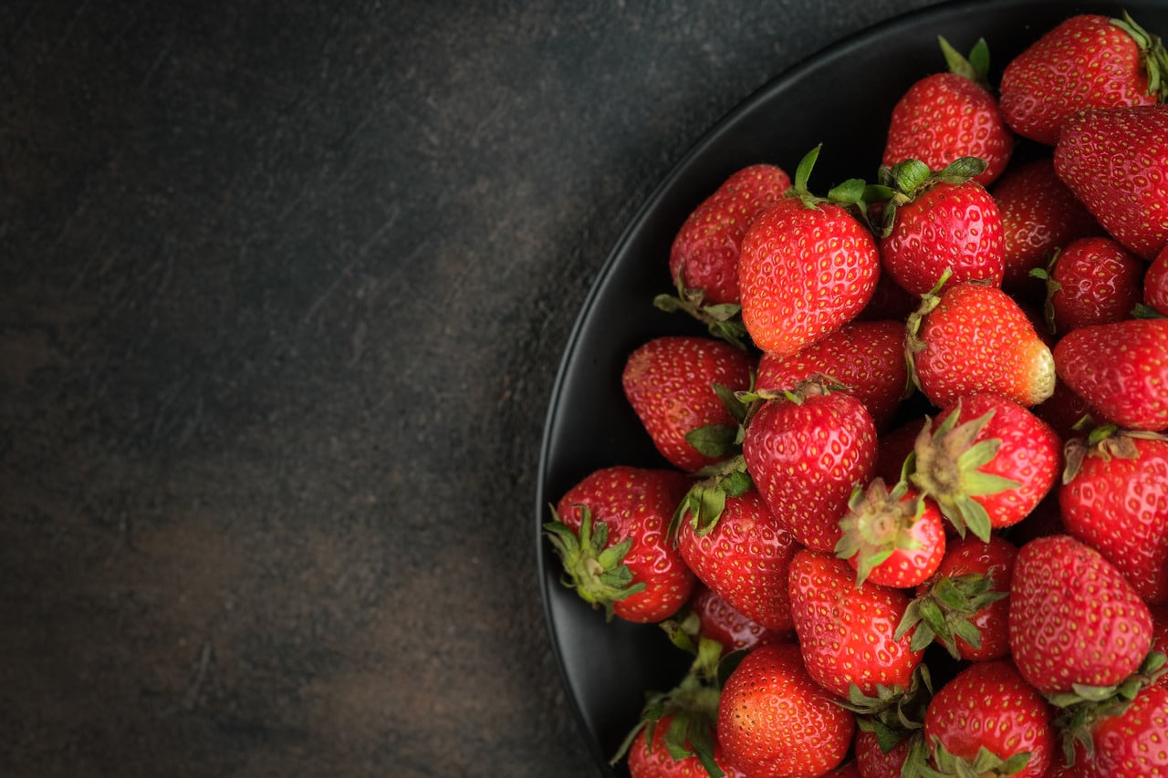 Nutritional Value & Benefits of Strawberries (All You Need to Know)