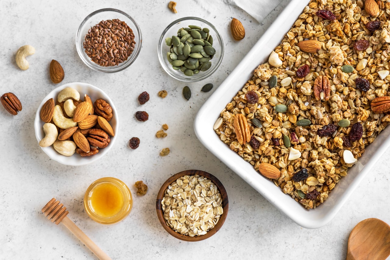 Image of granola and its common ingredients